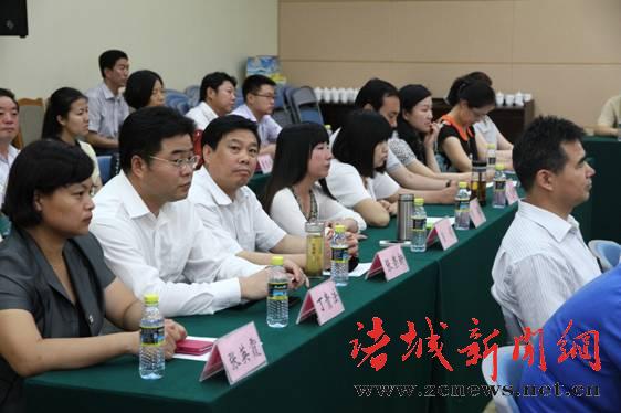 诸城市出席山东省工会第十四次代表大会代表在潍坊市工人文化宫参加