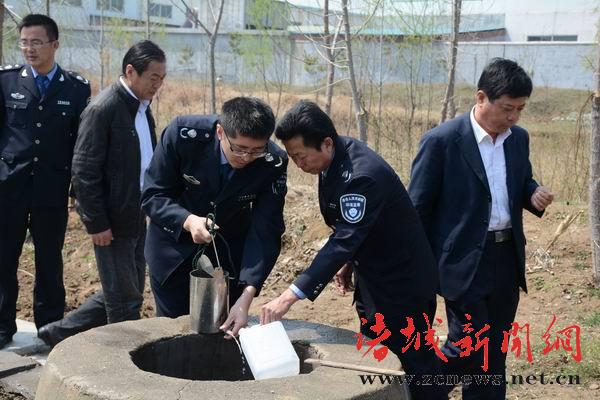 启动首次边界地区环境联合执法检查中,环保工作人员在边界地区